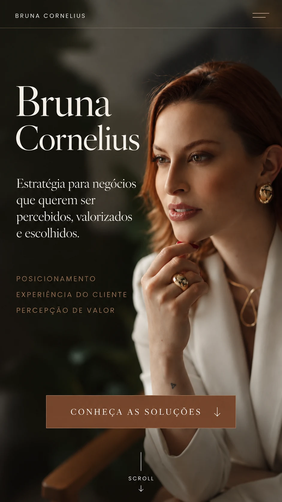 Bruna Cornelius em retrato editorial. Posicionamento, experiência do cliente e percepção de valor.
